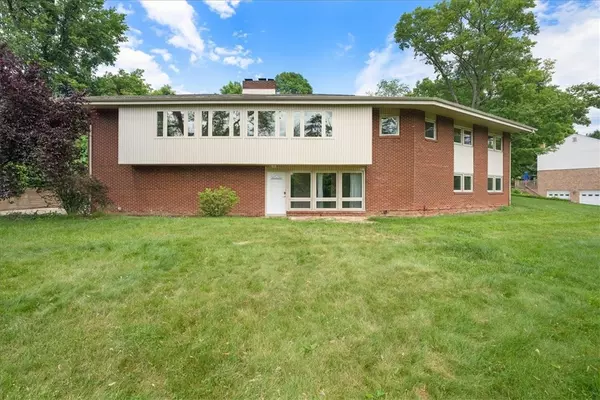 1503 Hastings Mill Rd, St Clair, PA 15241