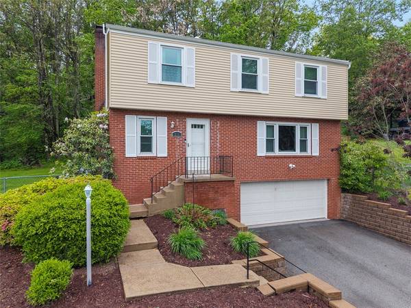 215 E Edgewood Dr, Peters Twp, PA 15317