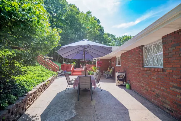 1182 Connoquenessing Terrace, Ellwood City, PA 16117