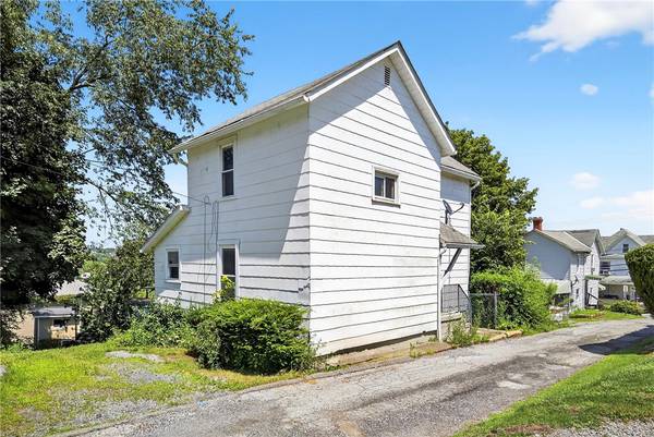 408 1/2 Fairview Ave, City Of But Se, PA 16001