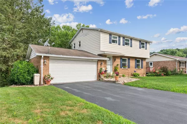 713 Courtview Dr, Hempfield Twp, PA 15601