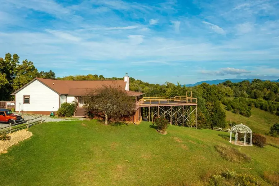 669 Red Bud LN, Sevierville, TN 37876