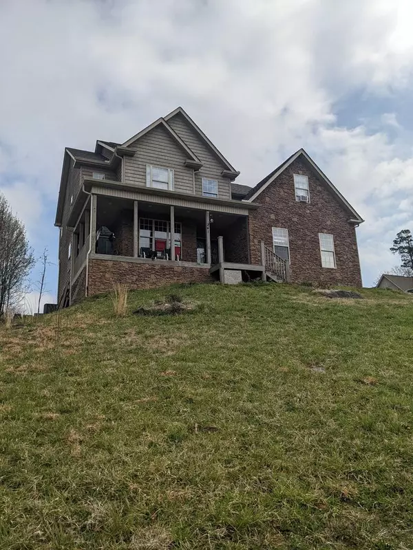 241 Hillside LN, Lenoir City, TN 37771