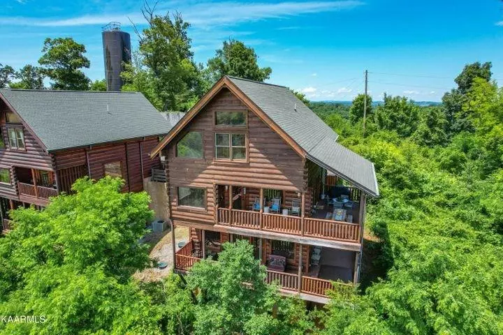 1063 Towering Oaks DR, Sevierville, TN 37876