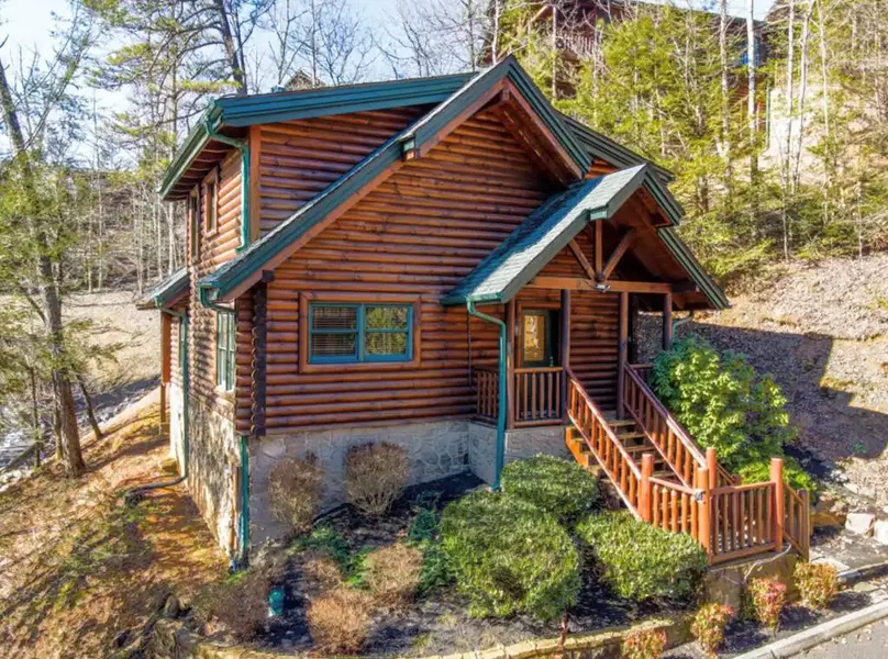 639 GATLINBURG FALLS WAY, Gatlinburg, TN 37738