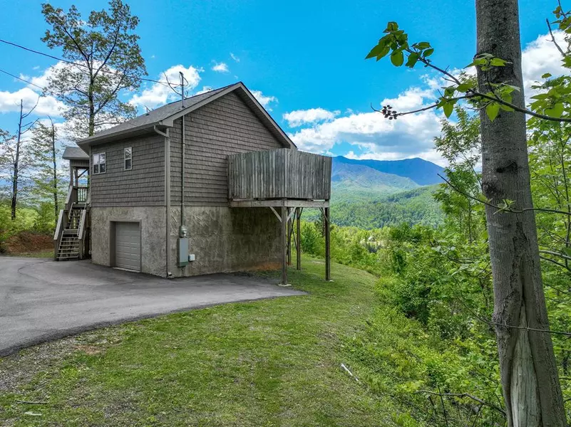 760 Colt LN, Gatlinburg, TN 37738