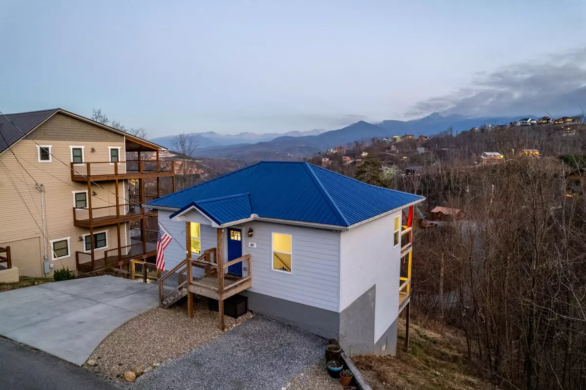 Gatlinburg, TN 37738,944 Chestnut DR