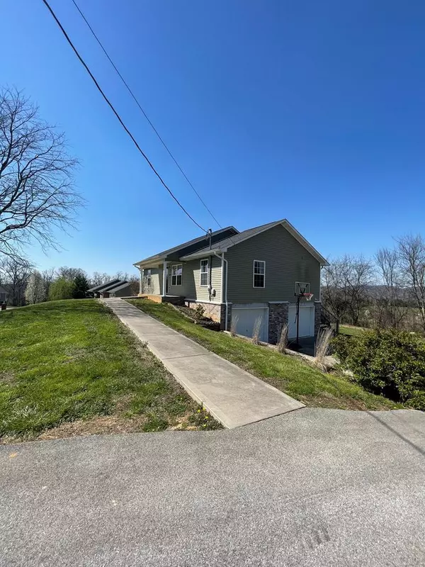 Dandridge, TN 37725,700 Privet DR