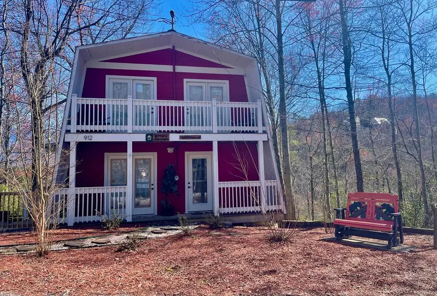 912 Cove LN, Gatlinburg, TN 37738