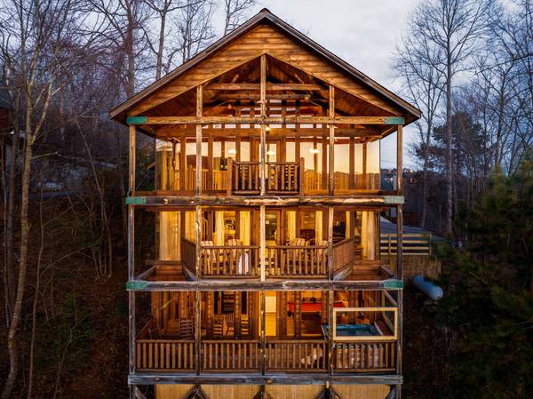 2126 Nordic CIR, Gatlinburg, TN 37738