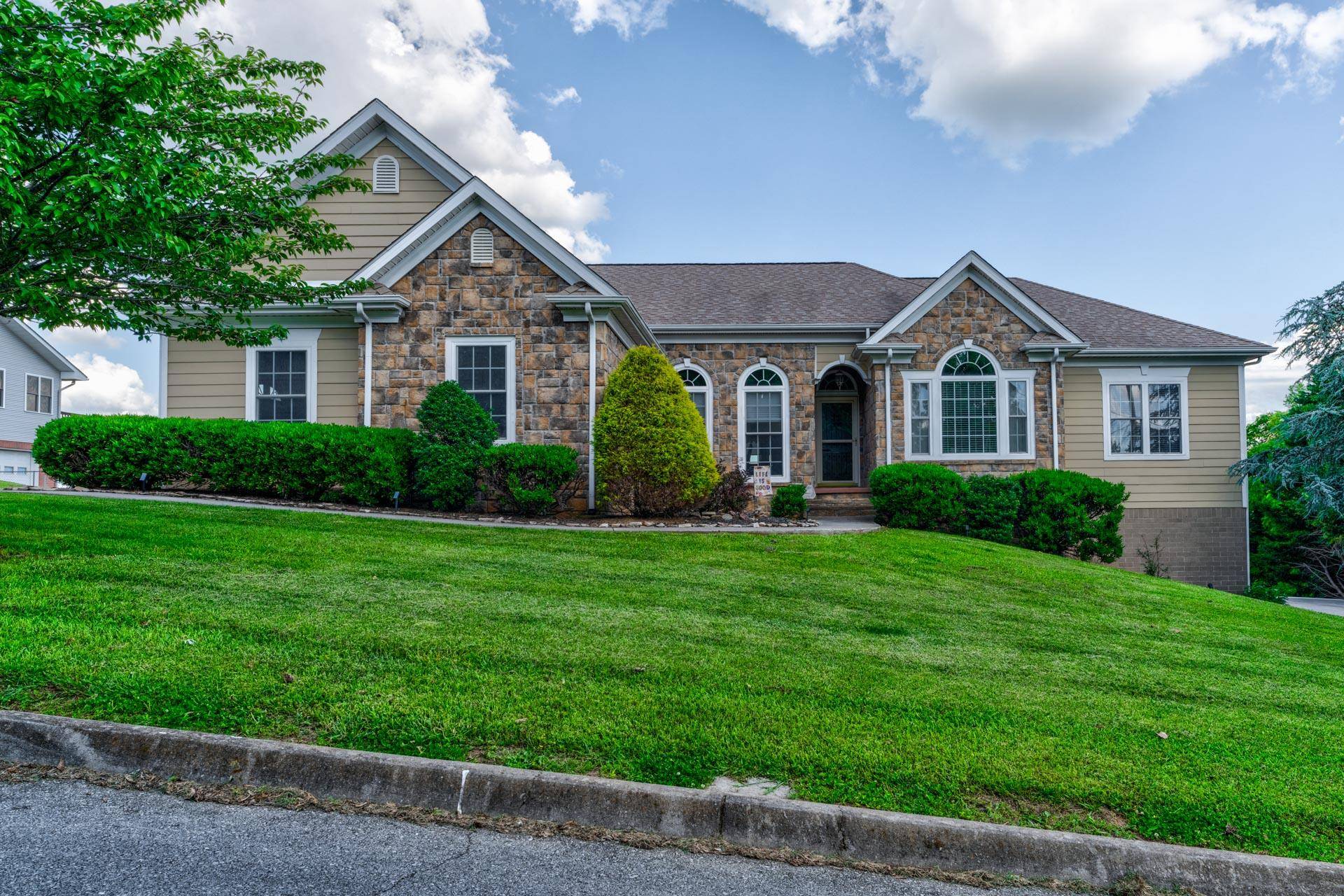 100 Skyline DR,  Dandridge,  TN 37725