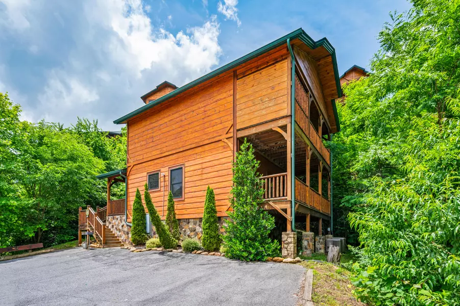 890 Great Smoky WAY, Gatlinburg, TN 37738