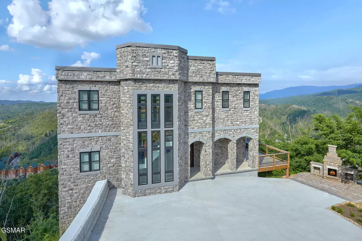 Gatlinburg, TN 37738,919 E End CT