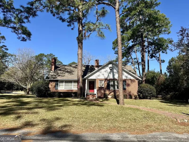 1613 Camellia DR, Waycross, GA 31501