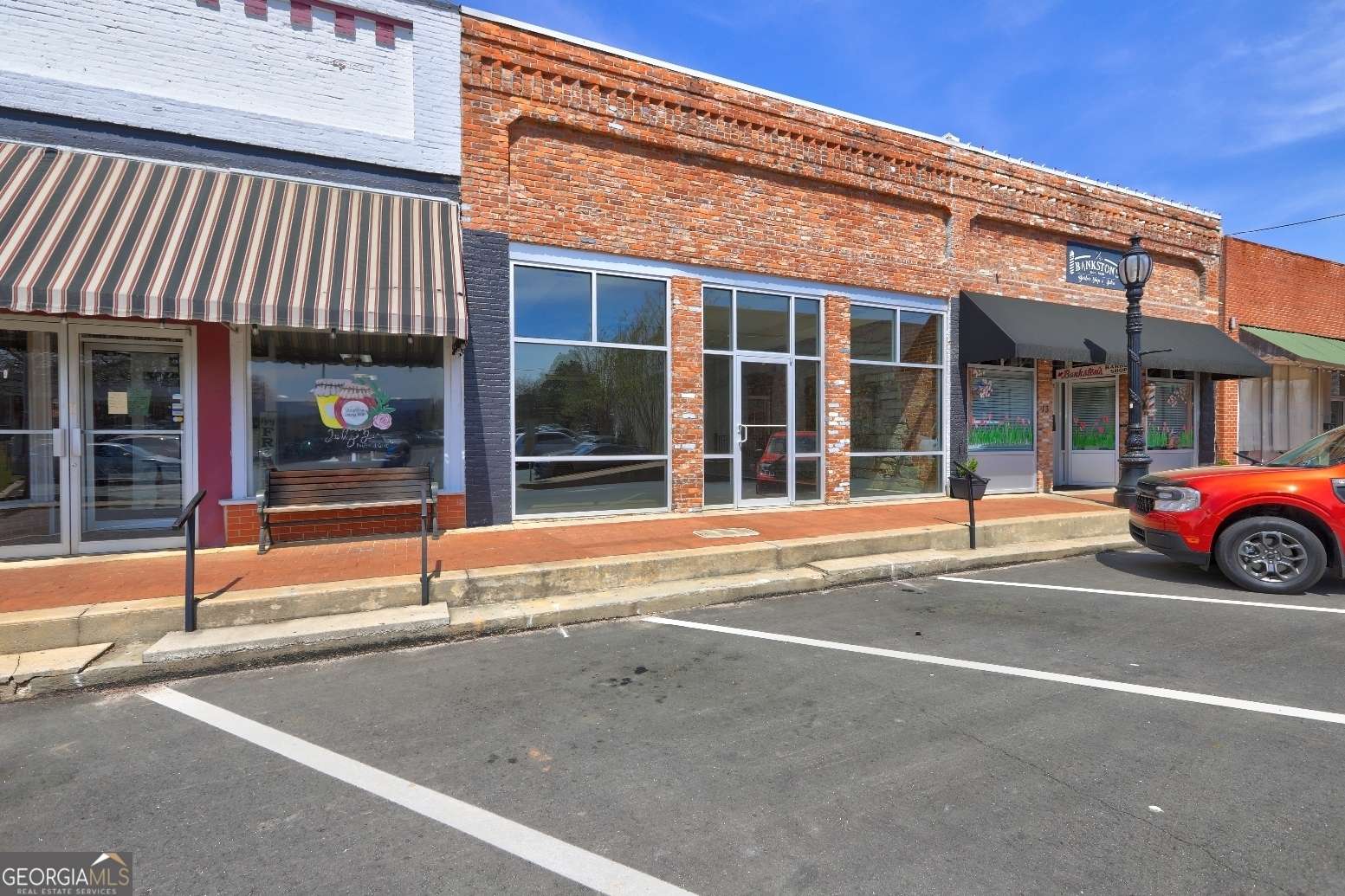 Barnesville, GA 30204,15 Market ST