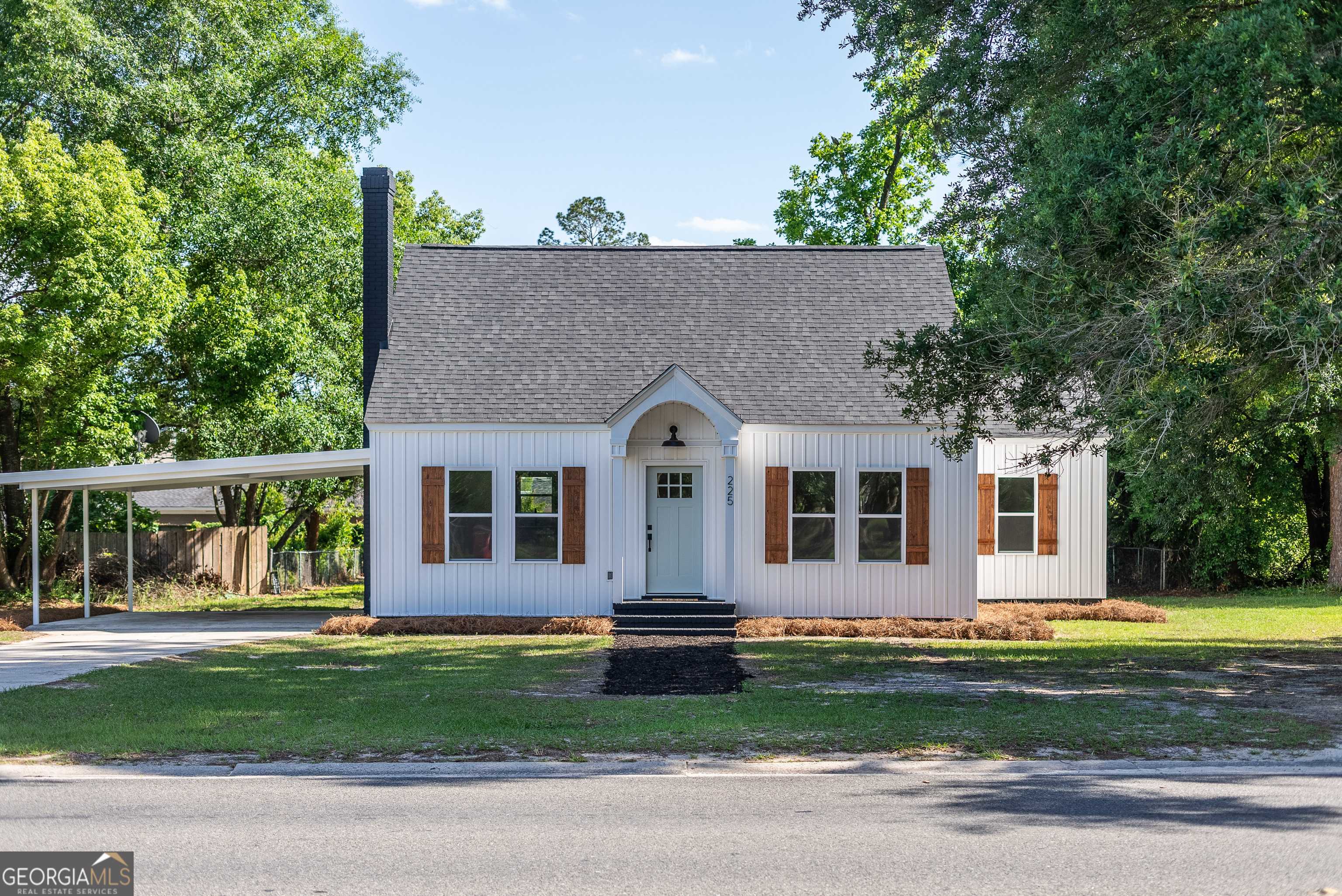 225 Strickland Ave., Blackshear, GA 31516