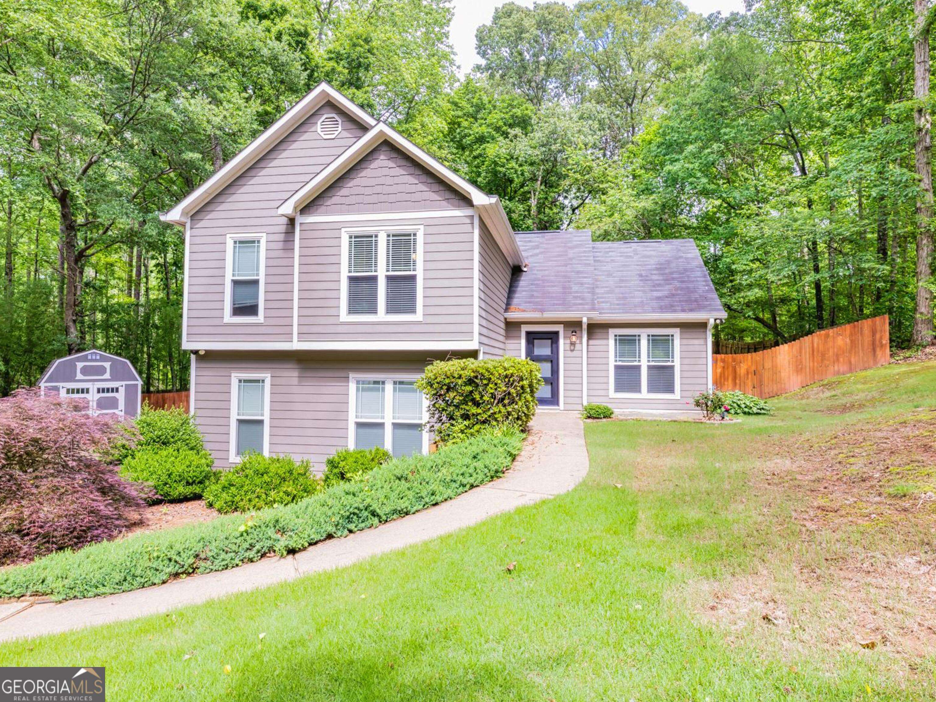 10 Queens CT, Sharpsburg, GA 30277