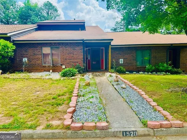 1520 STONELEIGH CIR, Stone Mountain, GA 30088