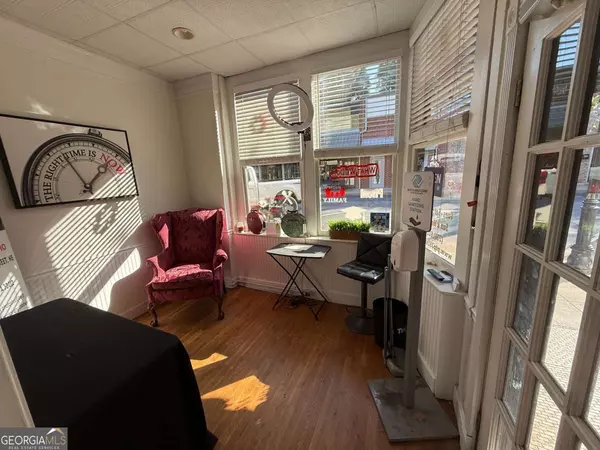 Conyers, GA 30012,923 Commercial ST NE