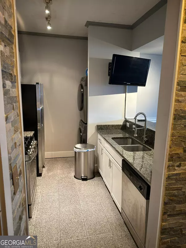 Atlanta, GA 30328,799 Hammond DR #409