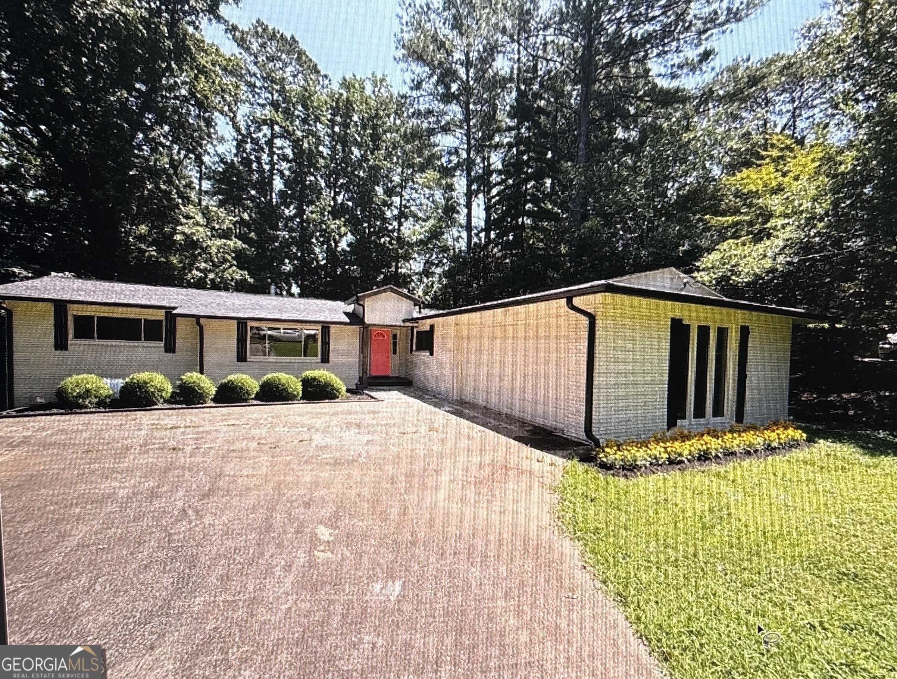 421 Safari CIR, Stone Mountain, GA 30083