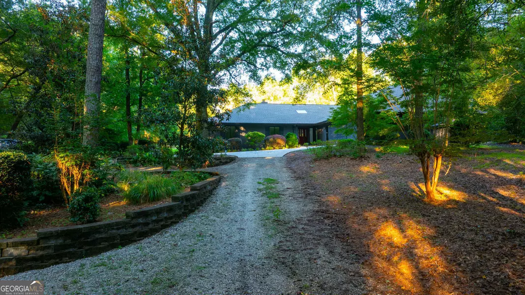 110 Cove LN, Social Circle, GA 30025