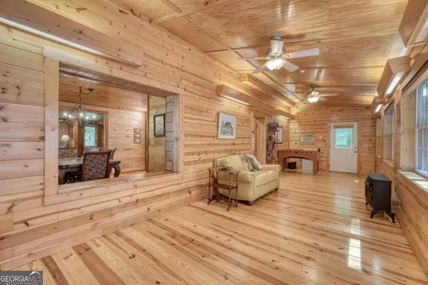 Hiawassee, GA 30546,317 Collins Creek RD