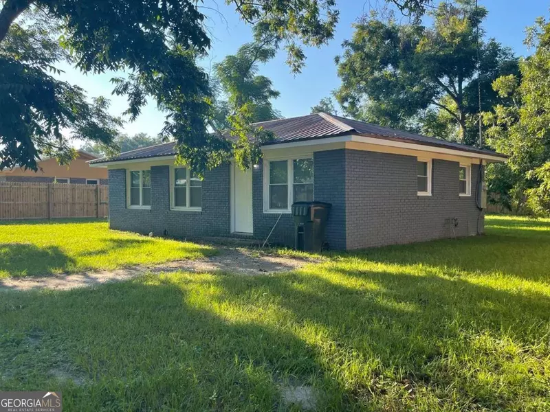 17 Young ST, Hazlehurst, GA 31539