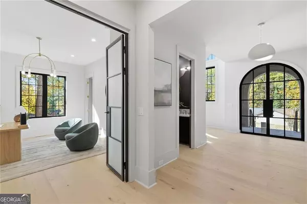 Atlanta, GA 30328,5845 Greenbrier RD