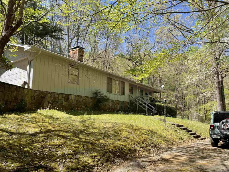 564 Martin RD, Hiawassee, GA 30546