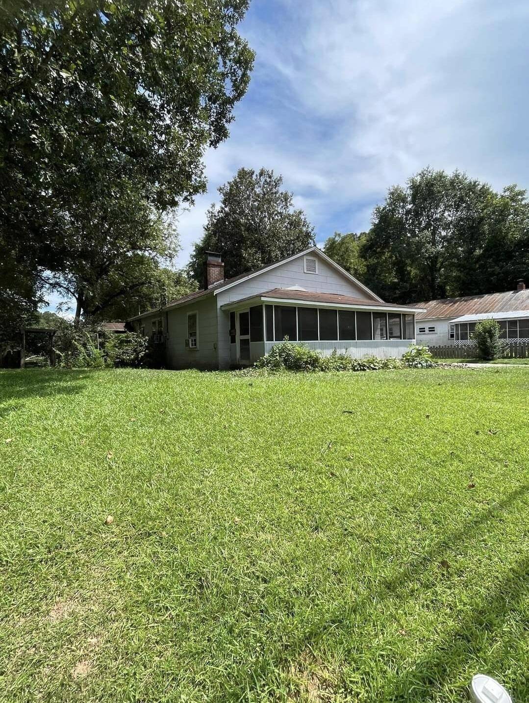 909 S Pond ST, Toccoa, GA 30577
