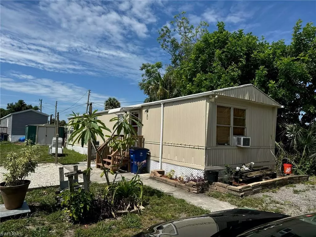North Fort Myers, FL 33917,714 Higgins RD