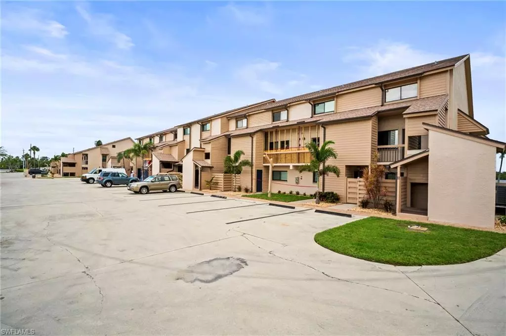 Fort Myers Beach, FL 33931,894 buttonwood DR #215