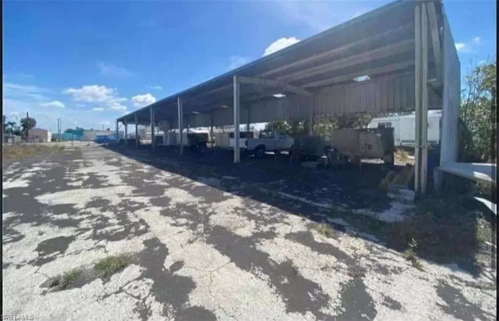 North Fort Myers, FL 33903,1069 N Tamiami TRL