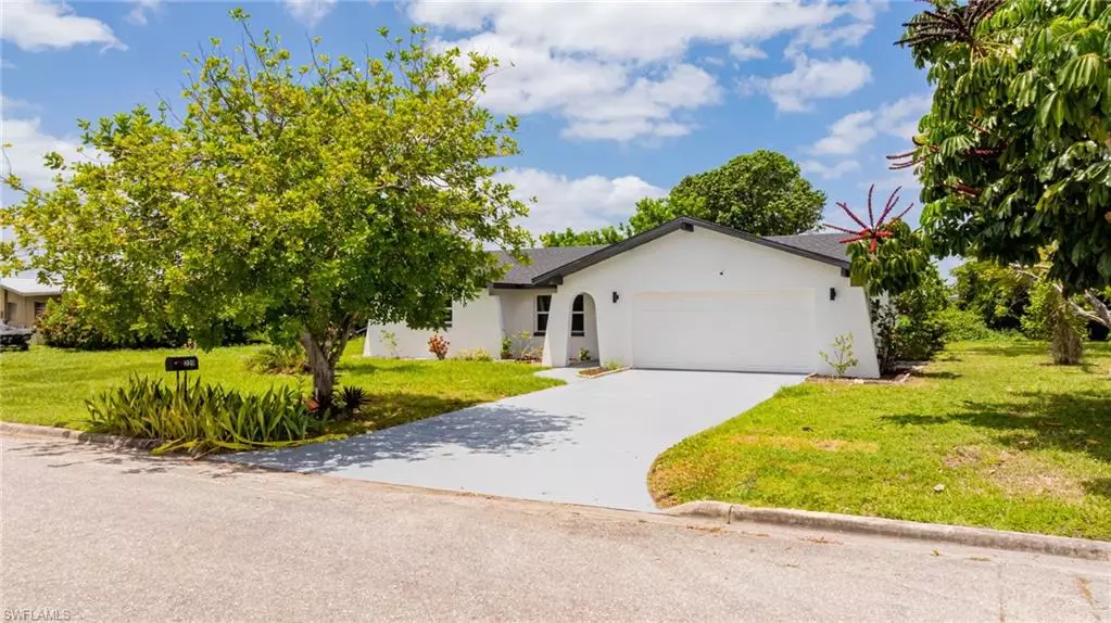 220 Daleview AVE, Lehigh Acres, FL 33936