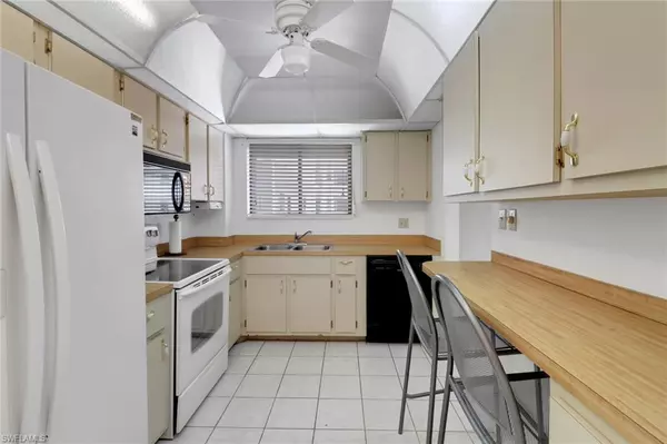 Fort Myers, FL 33901,2121 Collier AVE #305