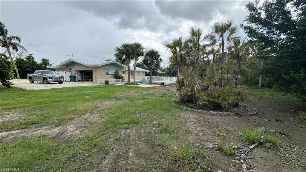 Sanibel, FL 33957,5885 Pine Tree DR