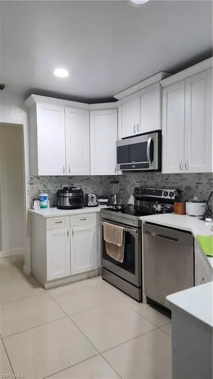 Cape Coral, FL 33991,122 SW 21st ST