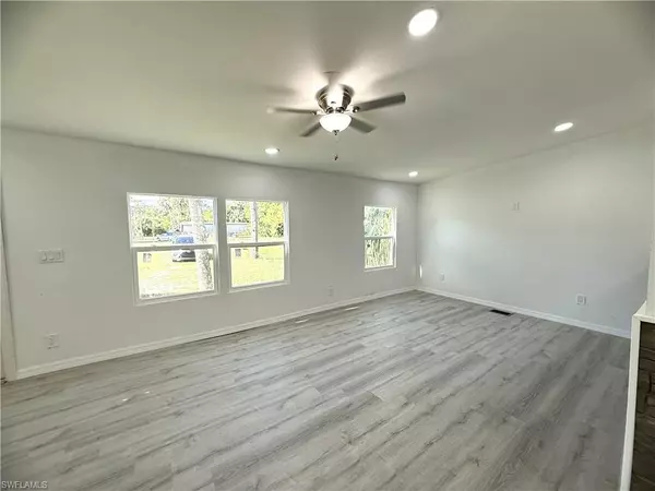 North Fort Myers, FL 33917,1982 Laurel LN