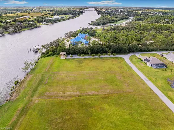 Alva, FL 33920,17109 Serengeti CIR