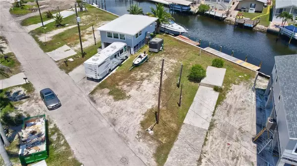 Fort Myers Beach, FL 33931,856 Oak ST