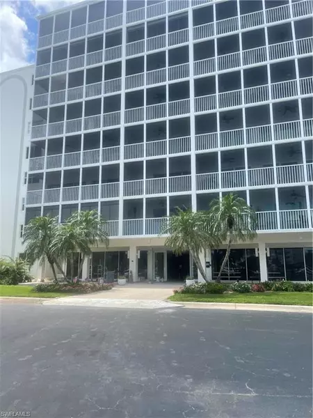 1 Bluebill AVE #202, Naples, FL 34108