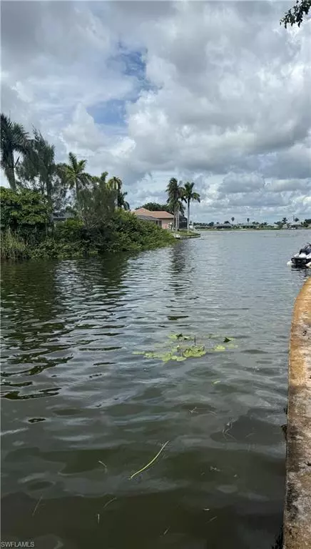 Cape Coral, FL 33990,404 SE 9th PL