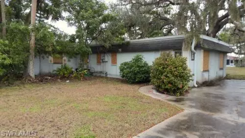 1021 April LN,  North Fort Myers,  FL 33903