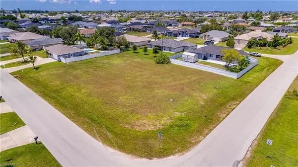 860 NE 7th PL, Cape Coral, FL 33909