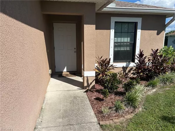 Cape Coral, FL 33990,527 SE 6th PL #Right side 527
