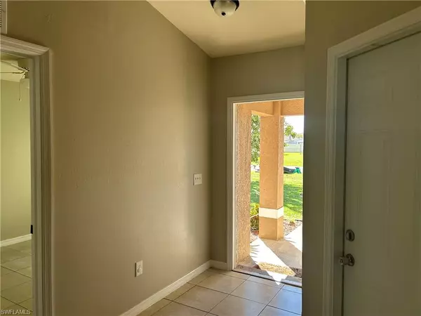 Cape Coral, FL 33990,527 SE 6th PL #Right side 527