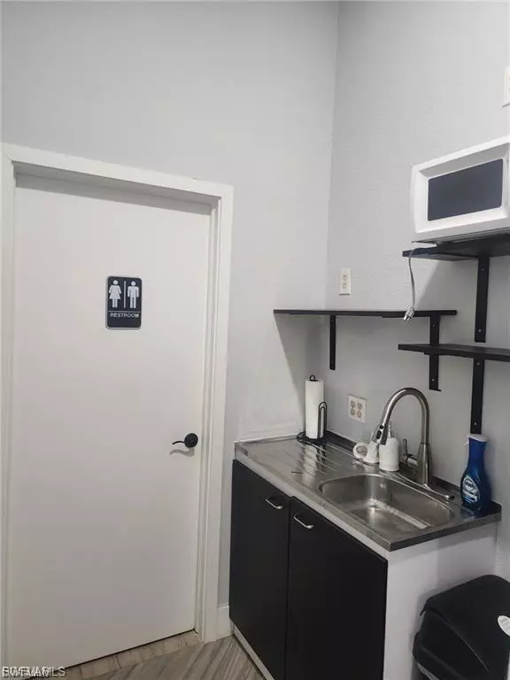 Fort Myers, FL 33907,1342 Colonial BLVD #C23