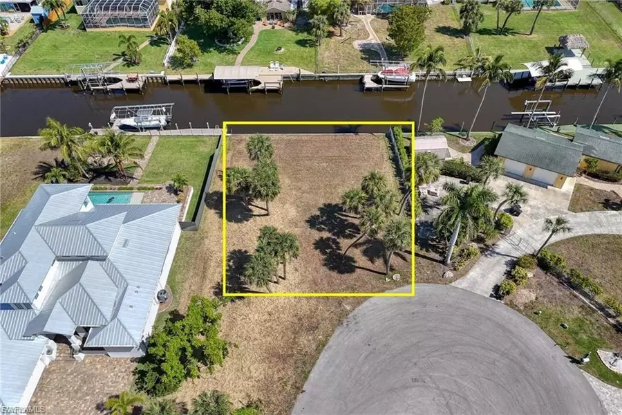 1806 MARINA CIR, North Fort Myers, FL 33913