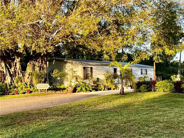 North Fort Myers, FL 33917,7623/7621 Breeze DR